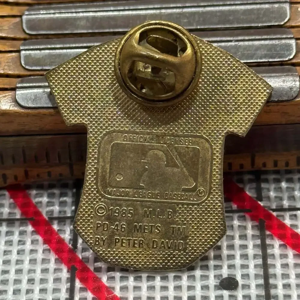 Vintage NY New York Mets MLB Baseball Jersey Enamel Lapel Pin Badge Fan Souvenir